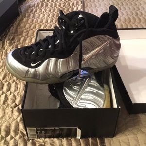 Foams silver black